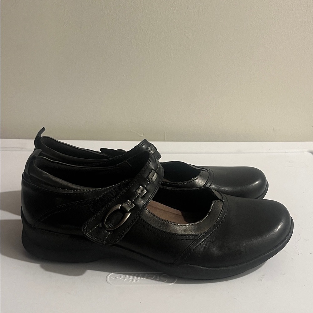 EARTH Angelica Black Buckle Shoes - Picture 2 of 7